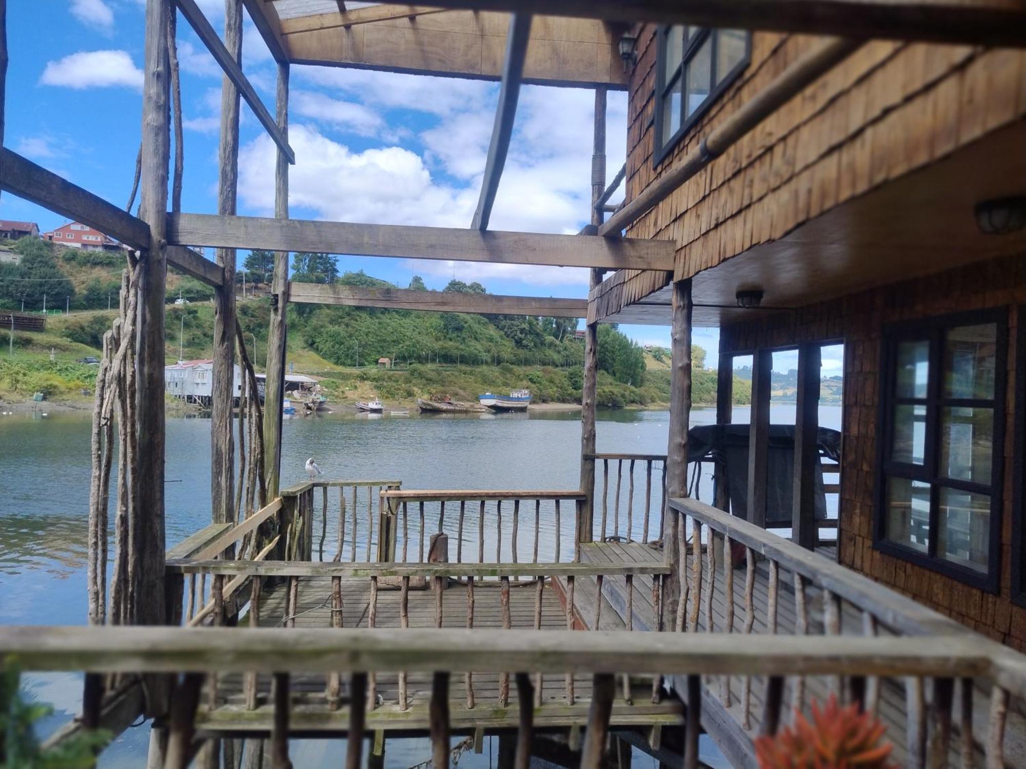 Hostal Palafito Waiwen Castro Exterior photo
